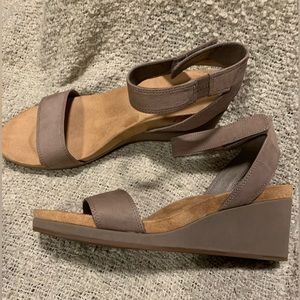 Lucky brand sandals wedge Kanoa heel